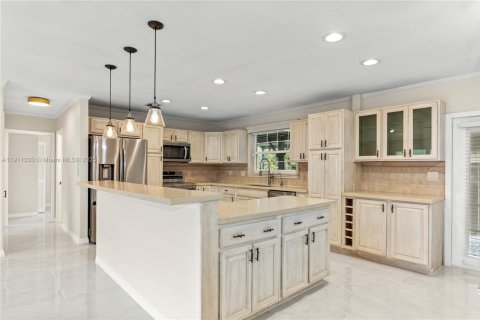 House in Davie, Florida 4 bedrooms, 203.64 sq.m. № 2015885 - photo 10