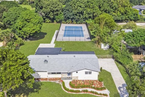 House in Davie, Florida 4 bedrooms, 203.64 sq.m. № 2015885 - photo 23