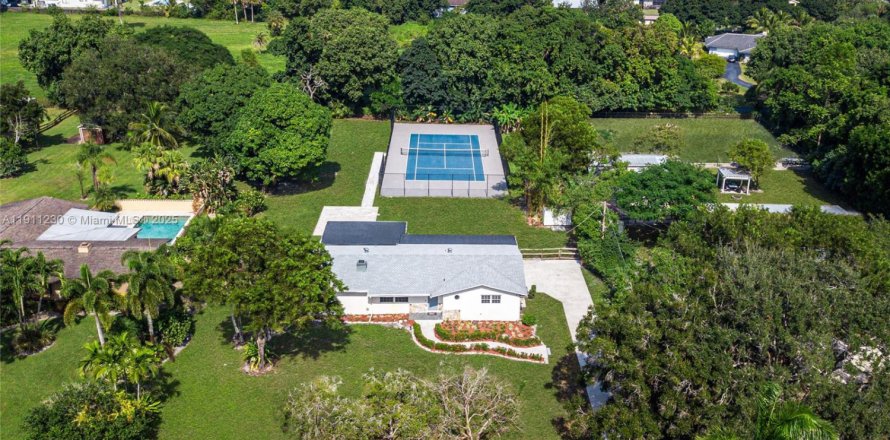 House in Davie, Florida 4 bedrooms, 203.64 sq.m. № 2015885