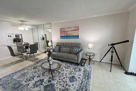 Condo in Lauderdale-by-the-Sea, Florida, 2 bedrooms  № 1978067 - photo 14