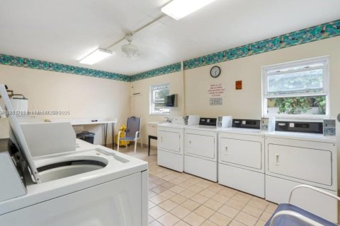 Condo in Lauderdale-by-the-Sea, Florida, 2 bedrooms  № 1978067 - photo 22