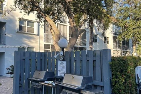 Condo in Lauderdale-by-the-Sea, Florida, 2 bedrooms  № 1978067 - photo 24