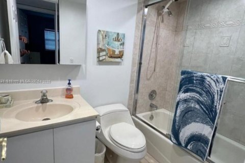 Condo in Lauderdale-by-the-Sea, Florida, 2 bedrooms  № 1978067 - photo 20