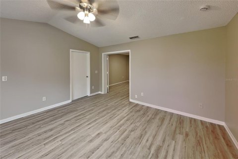 House in Deltona, Florida 3 bedrooms, 141.49 sq.m. № 2220065 - photo 8