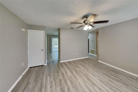 House in Deltona, Florida 3 bedrooms, 141.49 sq.m. № 2220065 - photo 4