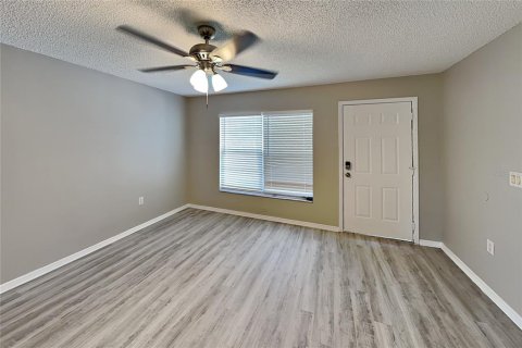 House in Deltona, Florida 3 bedrooms, 141.49 sq.m. № 2220065 - photo 2