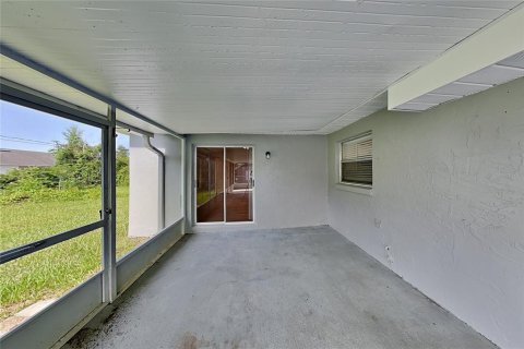 House in Deltona, Florida 3 bedrooms, 141.49 sq.m. № 2220065 - photo 17
