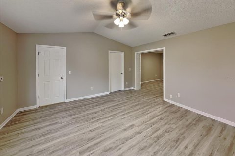 House in Deltona, Florida 3 bedrooms, 141.49 sq.m. № 2220065 - photo 7