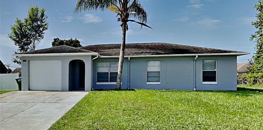 House in Deltona, Florida 3 bedrooms, 141.49 sq.m. № 2220065