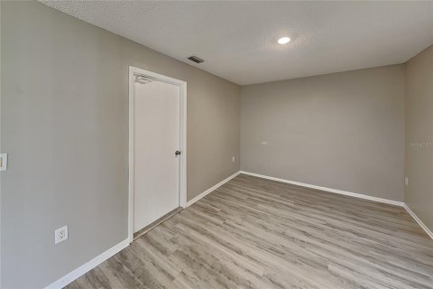 House in Deltona, Florida 3 bedrooms, 141.49 sq.m. № 2220065 - photo 5