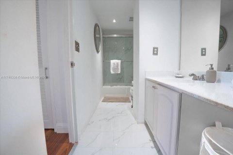 Condo in Hollywood, Florida, 1 bedroom  № 1859666 - photo 25