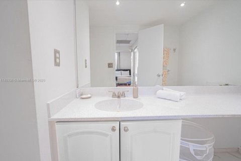 Condo in Hollywood, Florida, 1 bedroom  № 1859666 - photo 23