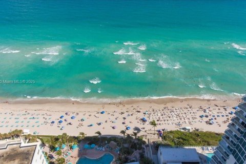 Condo in Hollywood, Florida, 1 bedroom  № 1859666 - photo 1