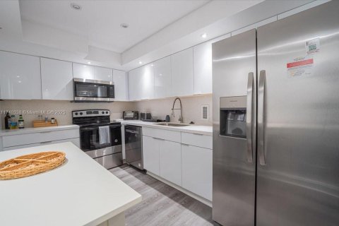 Condo in Hollywood, Florida, 1 bedroom  № 1859666 - photo 14