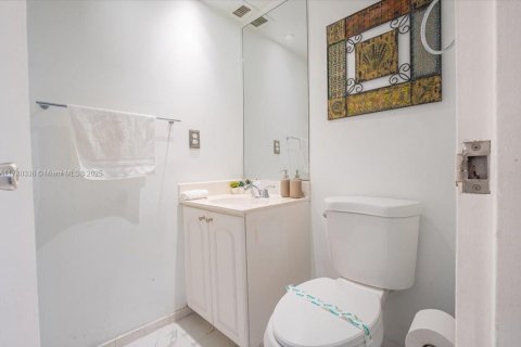 Condo in Hollywood, Florida, 1 bedroom  № 1859666 - photo 17