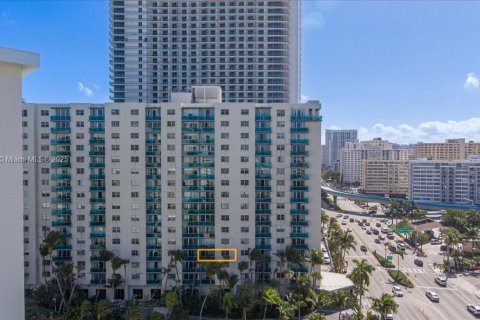 Condo in Hollywood, Florida, 1 bedroom  № 1859666 - photo 3