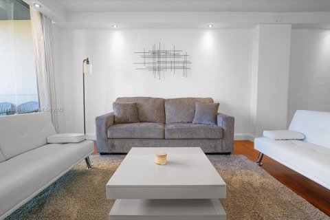 Condo in Hollywood, Florida, 1 bedroom  № 1859666 - photo 8