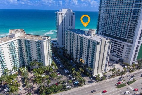 Condo in Hollywood, Florida, 1 bedroom  № 1859666 - photo 2