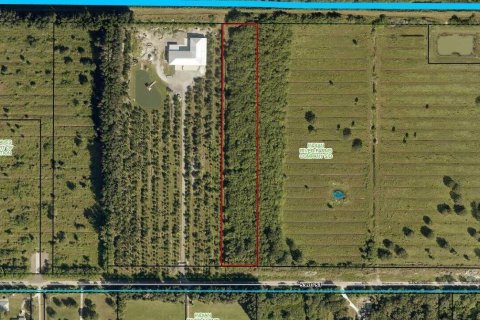 Commercial property in Vero Beach, Florida № 2261683