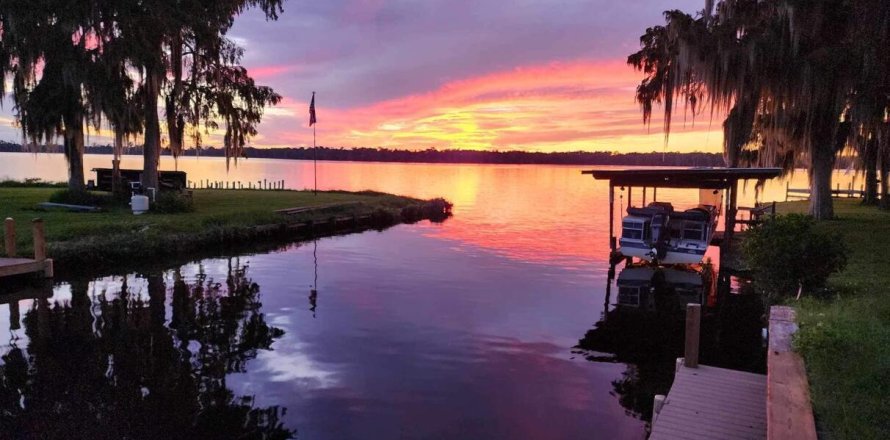 House in Crescent City, Florida 3 bedrooms, 192.87 sq.m. № 824700