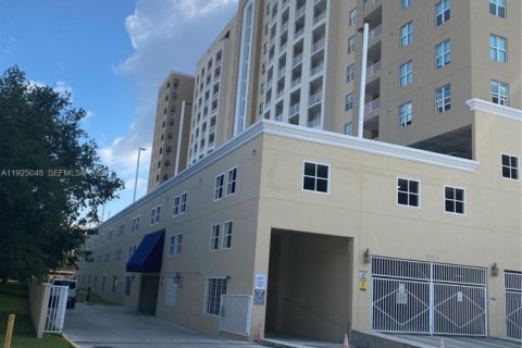 Снять в аренду кондоминиум в Майами, Флорида 2 спальни, 87.51м2, № 1983658 - фото 2