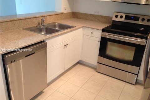 Снять в аренду кондоминиум в Майами, Флорида 2 спальни, 87.51м2, № 1983658 - фото 4