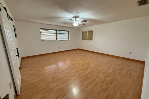 Villa ou maison à louer à Miami, Floride: 4 chambres, 343.65 m2 № 2018878 - photo 14