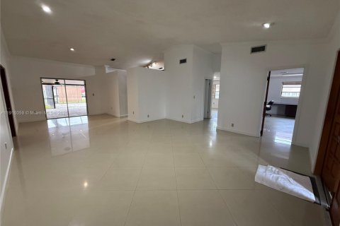 Villa ou maison à louer à Miami, Floride: 4 chambres, 343.65 m2 № 2018878 - photo 3