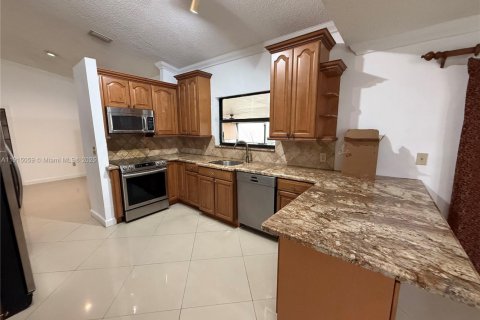 Villa ou maison à louer à Miami, Floride: 4 chambres, 343.65 m2 № 2018878 - photo 6