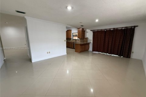 Villa ou maison à louer à Miami, Floride: 4 chambres, 343.65 m2 № 2018878 - photo 5