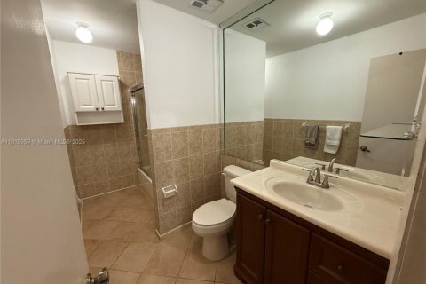 Villa ou maison à louer à Miami, Floride: 4 chambres, 343.65 m2 № 2018878 - photo 11