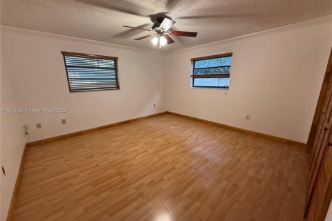 Villa ou maison à louer à Miami, Floride: 4 chambres, 343.65 m2 № 2018878 - photo 13