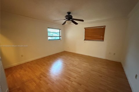 Villa ou maison à louer à Miami, Floride: 4 chambres, 343.65 m2 № 2018878 - photo 12