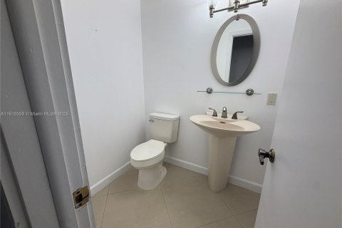 Villa ou maison à louer à Miami, Floride: 4 chambres, 343.65 m2 № 2018878 - photo 8