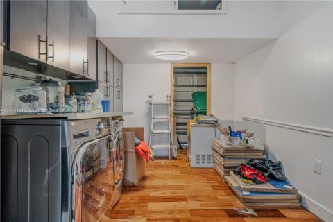 Casa en venta en Miami, Florida, 4 dormitorios, 186.08 m2 № 1790679 - foto 24