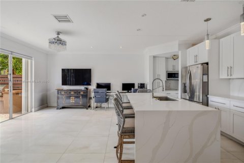 Casa en venta en Miami, Florida, 4 dormitorios, 186.08 m2 № 1790679 - foto 17
