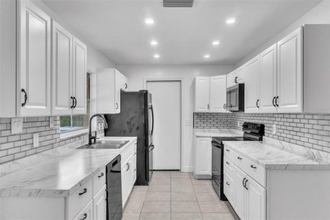 House in Casselberry, Florida 3 bedrooms, 128.48 sq.m. № 1745059 - photo 8