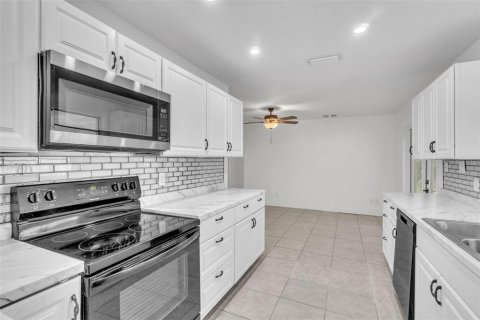 House in Casselberry, Florida 3 bedrooms, 128.48 sq.m. № 1745059 - photo 9