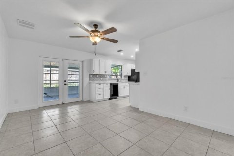 House in Casselberry, Florida 3 bedrooms, 128.48 sq.m. № 1745059 - photo 4
