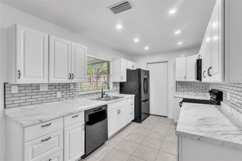 House in Casselberry, Florida 3 bedrooms, 128.48 sq.m. № 1745059 - photo 10