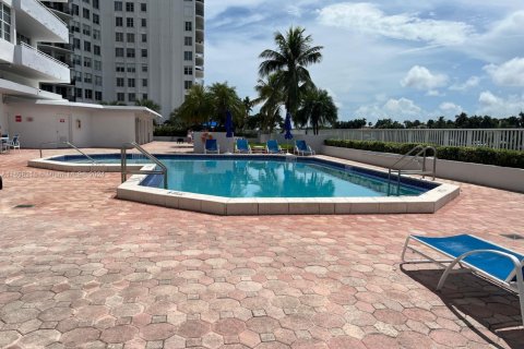Condo in Miami Beach, Florida, 2 bedrooms  № 1737705 - photo 18