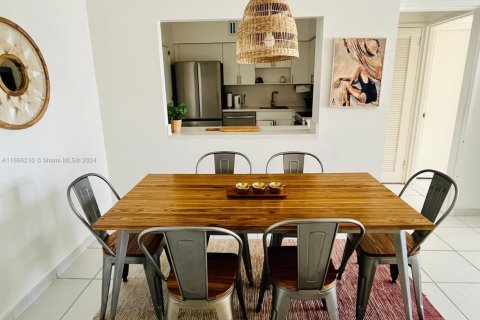 Condo in Miami Beach, Florida, 2 bedrooms  № 1737705 - photo 6