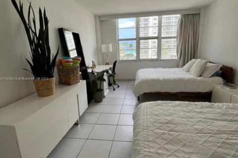 Condo in Miami Beach, Florida, 2 bedrooms  № 1737705 - photo 13