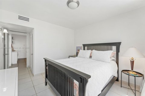 Condo in Miami Beach, Florida, 2 bedrooms  № 1737705 - photo 21