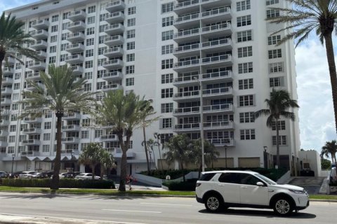 Condo in Miami Beach, Florida, 2 bedrooms  № 1737705 - photo 15