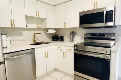 Condo in Miami Beach, Florida, 2 bedrooms  № 1737705 - photo 8