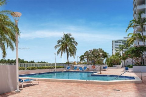 Condo in Miami Beach, Florida, 2 bedrooms  № 1737705 - photo 28