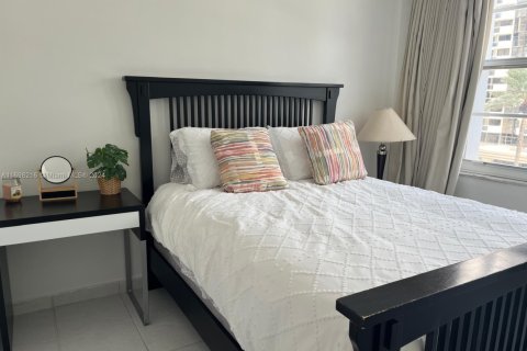 Condo in Miami Beach, Florida, 2 bedrooms  № 1737705 - photo 10