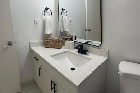 Condo in Miami Beach, Florida, 2 bedrooms  № 1737705 - photo 14