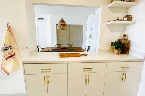 Condo in Miami Beach, Florida, 2 bedrooms  № 1737705 - photo 9